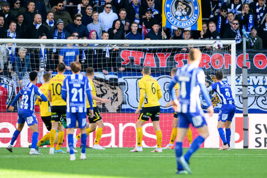 IFK Göteborgs Tobias Sana med skott i ribban