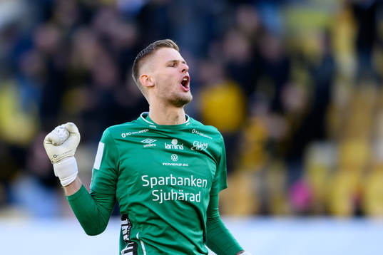 Elfsborgs målvakt Tim Rönning jublar