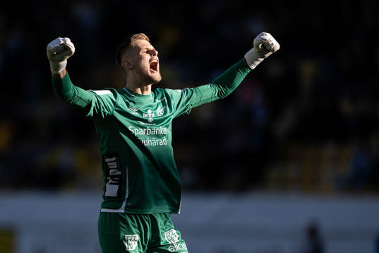 Elfsborgs målvakt Tim Rönning jublar