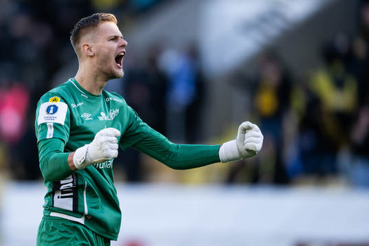 Elfsborgs målvakt Tim Rönning jublar