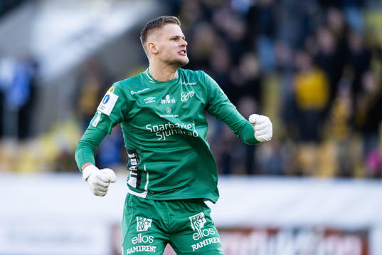 Elfsborgs målvakt Tim Rönning jublar