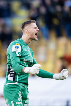 Elfsborgs målvakt Tim Rönning jublar