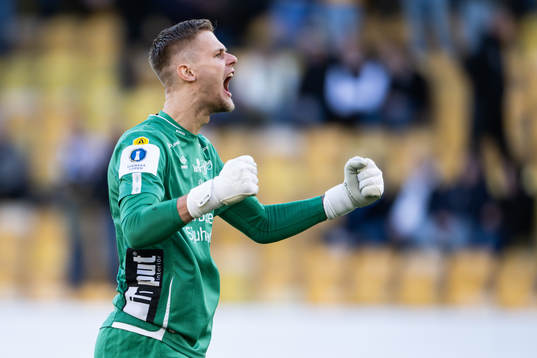Elfsborgs målvakt Tim Rönning jublar
