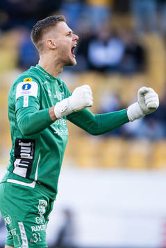 Elfsborgs målvakt Tim Rönning jublar