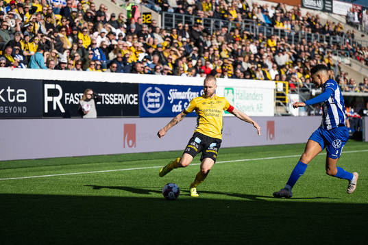 Elfsborgs Johan Larsson och IFK Göteborgs Alexander Jallow