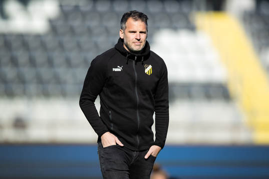 Häckens tränare Robert Vilahamn innan fotbollsmatchen i