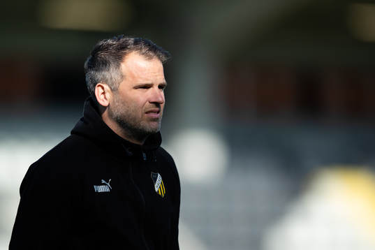 Häckens tränare Robert Vilahamn innan fotbollsmatchen i