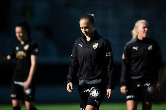 Häckens Filippa Curmark innan fotbollsmatchen i Svenska