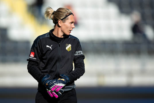Häckens målvakt Jennifer Falk innan  fotbollsmatchen i