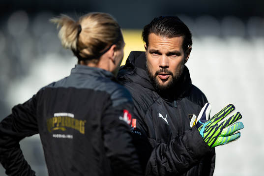 Häckens målvakt Jennifer Falk och målvaktstränare