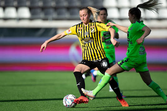 Häckens Julia Karlernäs och Kristianstads Emmi Alanen