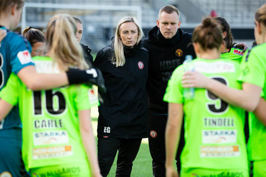 Kristianstads tränare Elisabet Gunnarsdóttir pratar med
