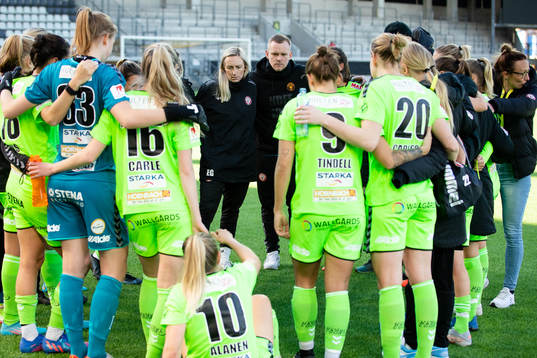 Kristianstads tränare Elisabet Gunnarsdóttir pratar med