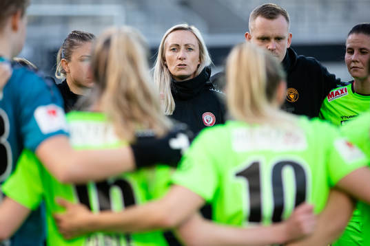 Kristianstads tränare Elisabet Gunnarsdóttir pratar med
