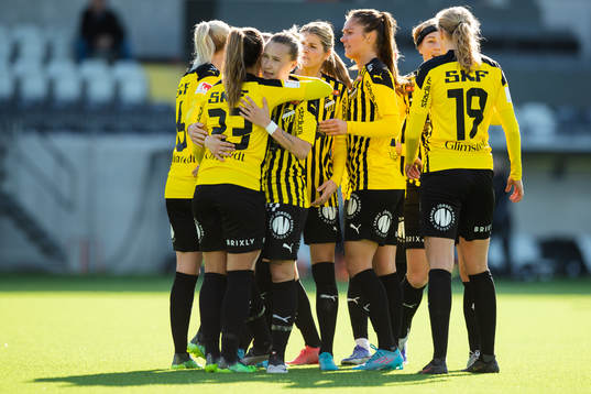 Häckens Johanna Rytting Kaneryd jublar med lagkamrater
