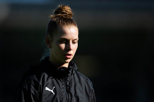 Häckens Dilja Yr Zomers innan fotbollsmatchen i Svenska