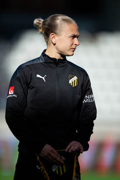 Häckens Filippa Curmark på line up innan fotbollsmatchen
