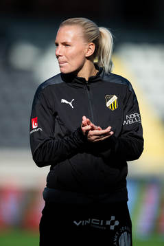 Häckens Josefine Rybrink på line up innan fotbollsmatchen