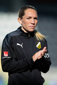 Häckens Elin Rubensson på line up innan fotbollsmatchen i