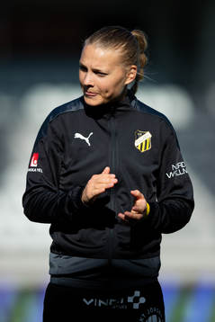 Häckens Stine Larsen på line up innan fotbollsmatchen i