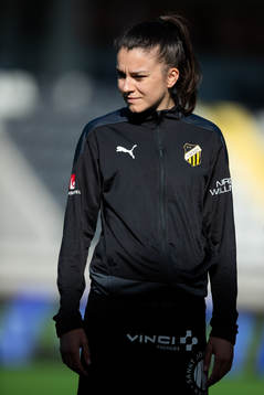 Häckens Anna Julia Csiki på line up innan fotbollsmatchen