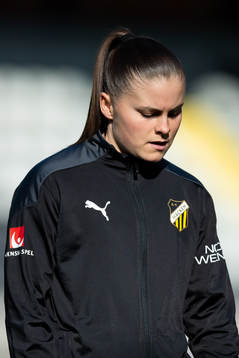 Häckens Hanna Wijk på line up innan fotbollsmatchen i