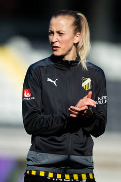 Häckens Julia Karlernäs på line up innan fotbollsmatchen
