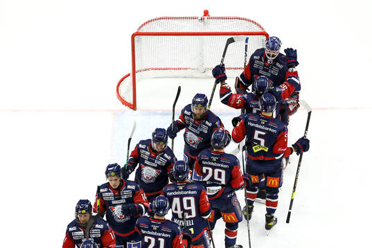 Linköpings jublar och tackar målvakt Marcus Högberg som
