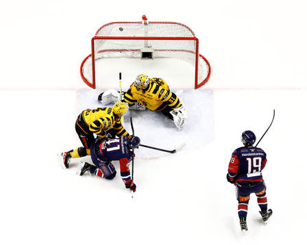 Linköpings Broc Little gör mål 1-0 i krysset bakom