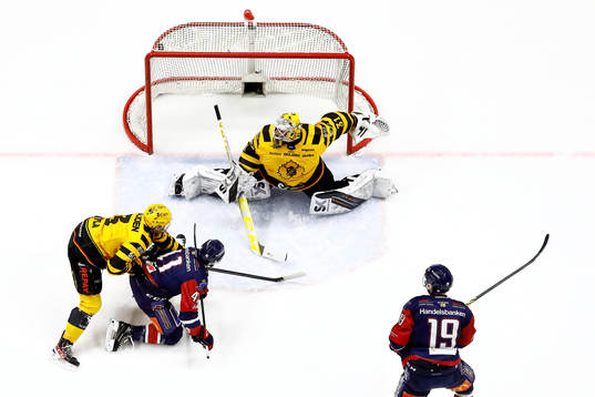 Linköpings Broc Little gör mål 1-0 i krysset bakom