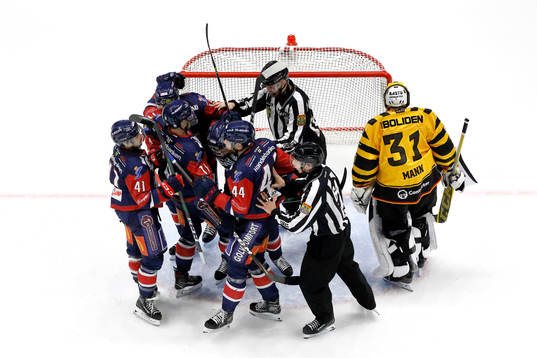 Jubel och depp vid mål 2-0 av Linköpings Patrick Russell