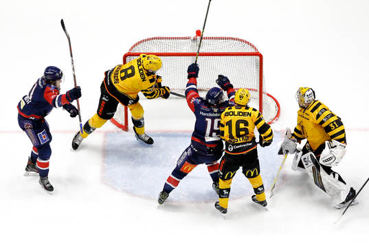 Jubel och depp vid mål 2-0 av Linköpings Patrick Russell