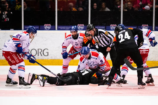 Brynäs Greg Scott ligger på pucken