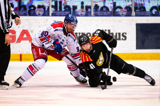 Oskarshamns Tomas Zohorna och Brynäs Greg Scott