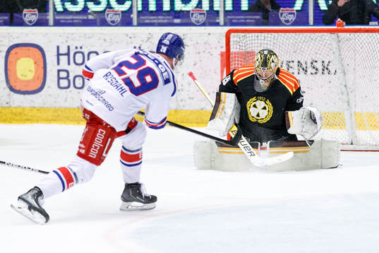 Oskarshamns Kim Rosdahl mot Brynäs målvakt Veini