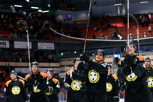 Brynäs spelare jublar