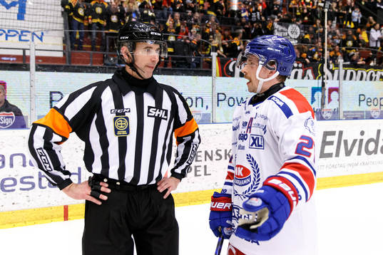 Domare Linus Öhlund pratar med Oskarshamns Brian Cooper