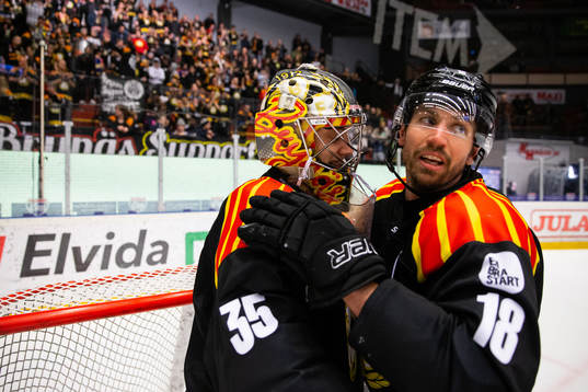 Brynäs målvakt Veini Vehviläinen och Anton Rödin jublar