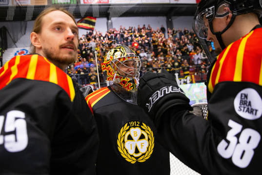 Brynäs målvakt Veini Vehviläinen jublar med målvakt
