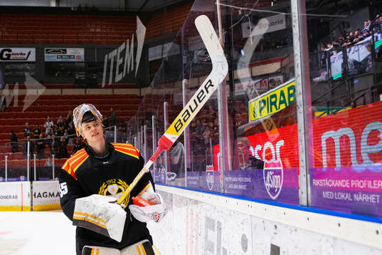 Brynäs målvakt Veini Vehviläinen jublar