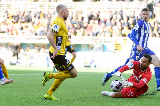 Elfsborgs Johan Larsson och IFK Göteborgs målvakt Warner
