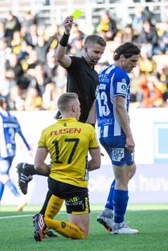 Domare Glenn Nyberg ger Per Frick ett gult kort