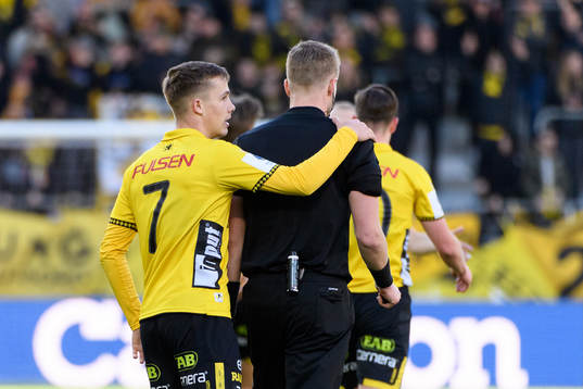 Elfsborgs Jacob Ondrejka och domare Glenn Nyberg