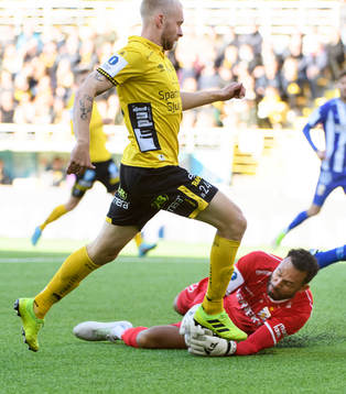 Elfsborgs Johan Larsson och IFK Göteborgs målvakt Warner