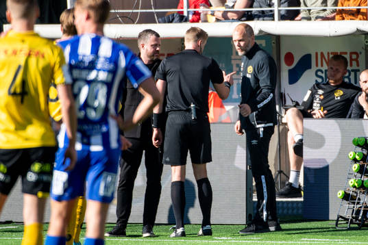 Domare Glenn Nyberg pratar med fotbolls koordinator Martin