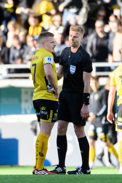 Elfsborgs Per Frick pratar med domare Glenn Nyberg