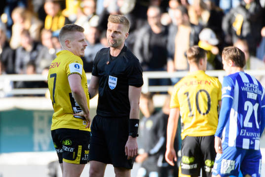 Elfsborgs Per Frick pratar med domare Glenn Nyberg