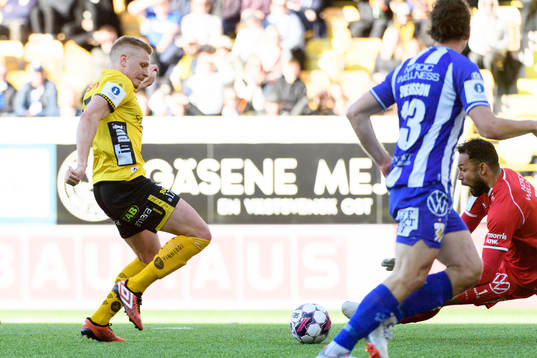 Elfsborgs Per Frick mot IFK Göteborgs målvakt Warner Hahn
