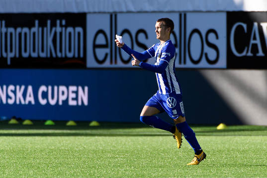 IFK Göteborgs Patrik Karlsson Lagemyr med en lapp i handen