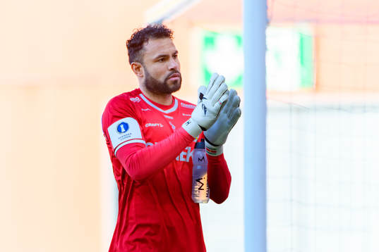 IFK Göteborgs målvakt Warner Hahn tackar publiken